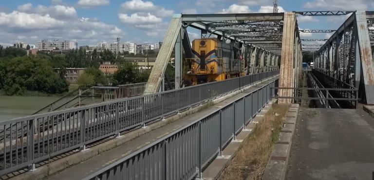 Authorities may close key Danube bridge because it threatens lives