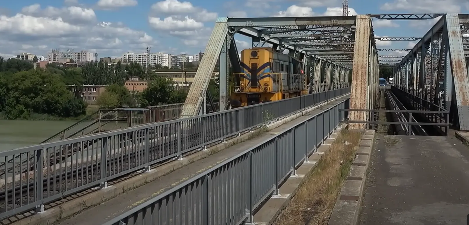 Authorities may close key Danube bridge because it threatens lives