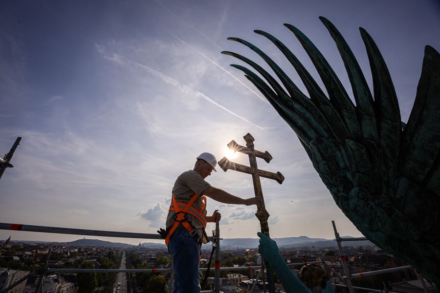Budapest's celestial guardian angel at Heroes' Square to be removed and restored