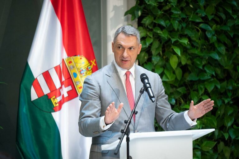 Hungarian government launches public transport action plan Lázár