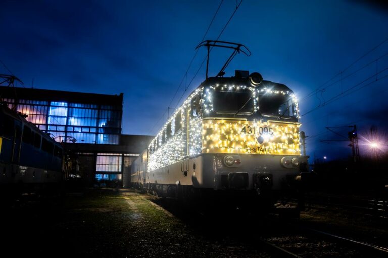 Advent light trains, buses, and HÉV trains carry passengers from today