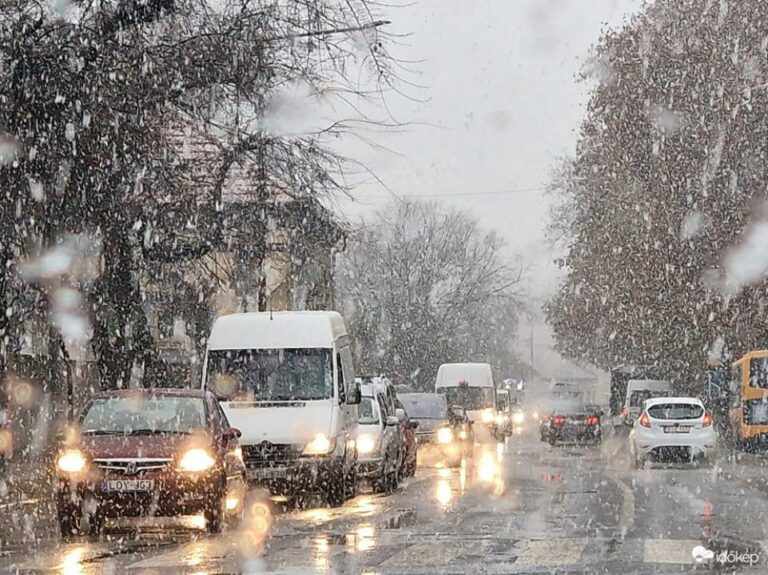 Extensive snowfall covered Hungary, Budapest public transport changed, Budapest-Austria train line collapsed