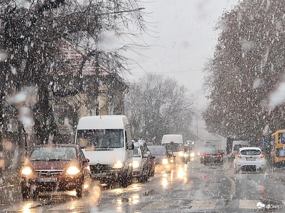 Extensive snowfall covered Hungary, Budapest public transport changed, Budapest-Austria train line collapsed