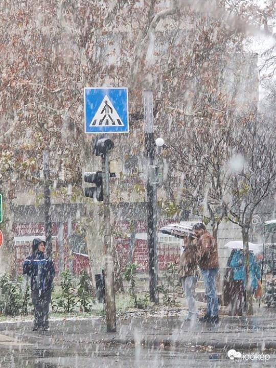 Extensive snowfall covered Hungary, Budapest public transport changed, Budapest-Austria train line collapsed