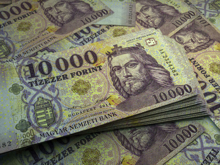 HUF 10000 Hungarian banknote forint economy Moody’s