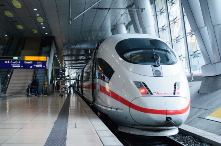Hungarian 40yo travelled between carriages at 282 kmh speed, holding on only to cables