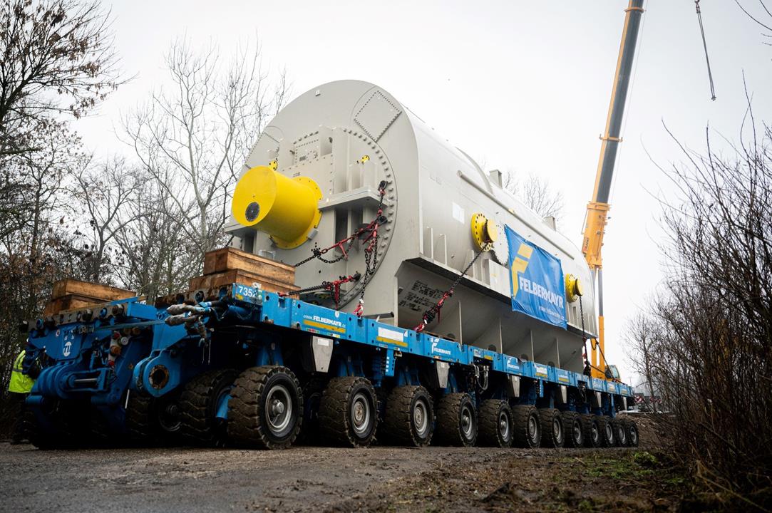 720-tonne load in Hungary generator power plant