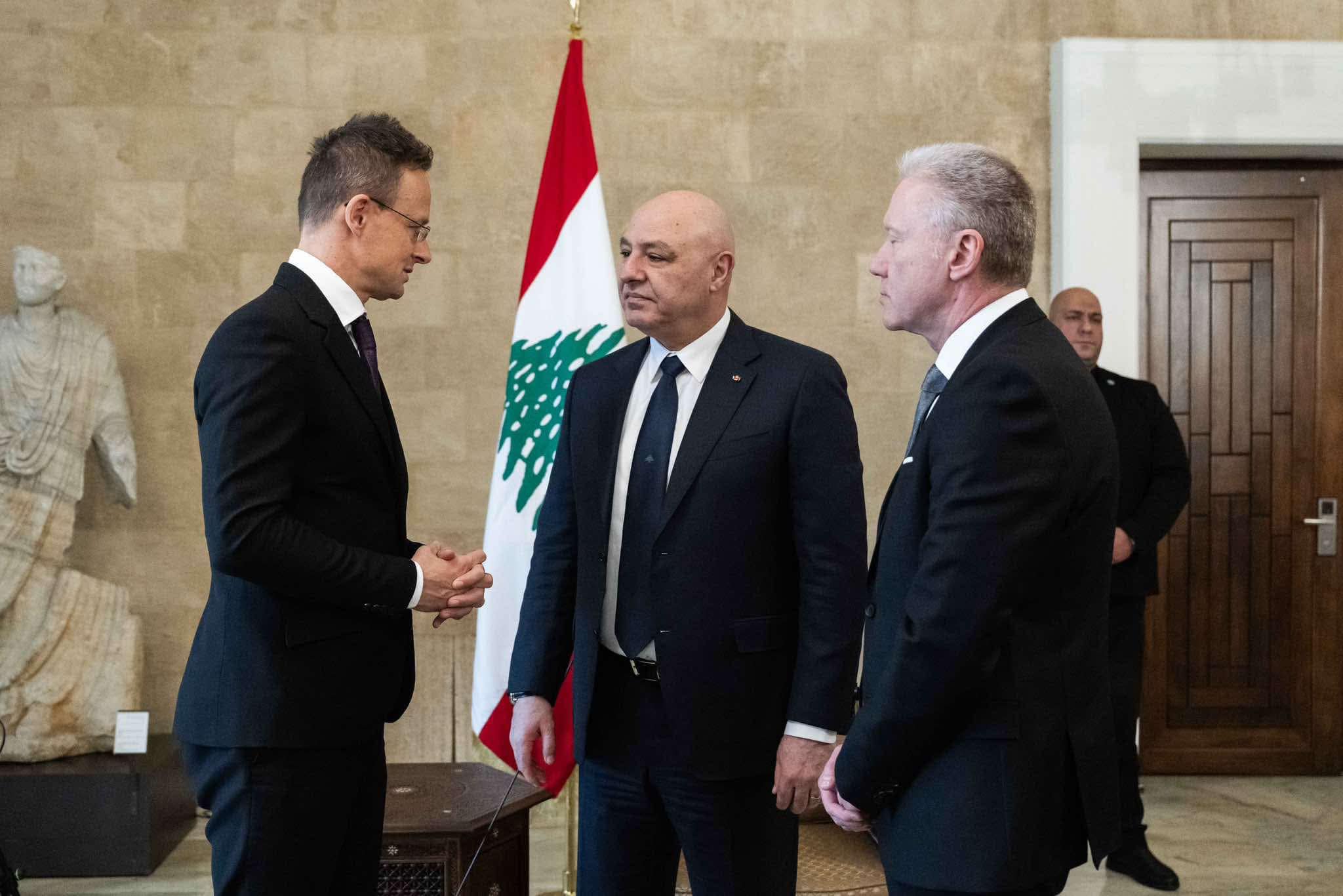 Hungary hands one million dollars to Lebanon army instead of financing arms shipments to Ukraine
