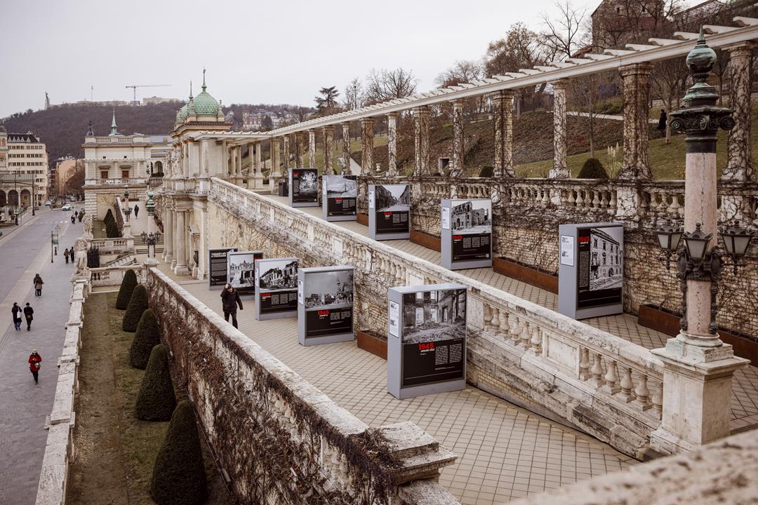 Thought-provoking open-air exhibition about Budapest's WWII Soviet siege opened