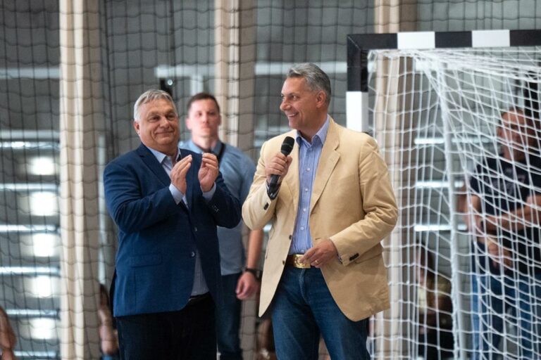 János Lázár and Viktor Orbán ticks in Fidesz
