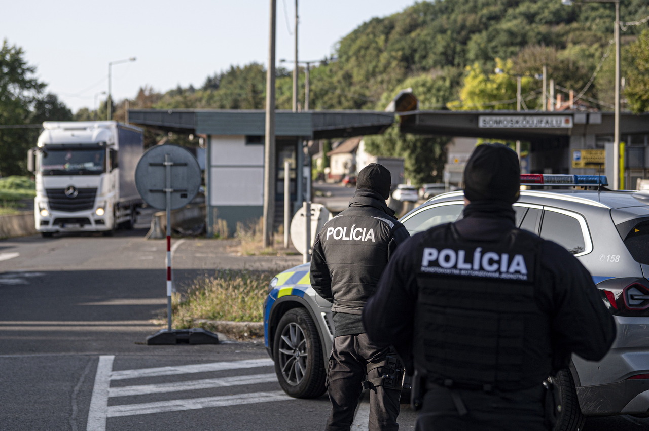 Slovakia closes border