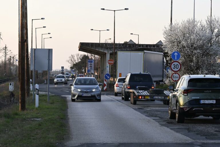 Austria shuts down 21 border crossings from Hungary on Saturday