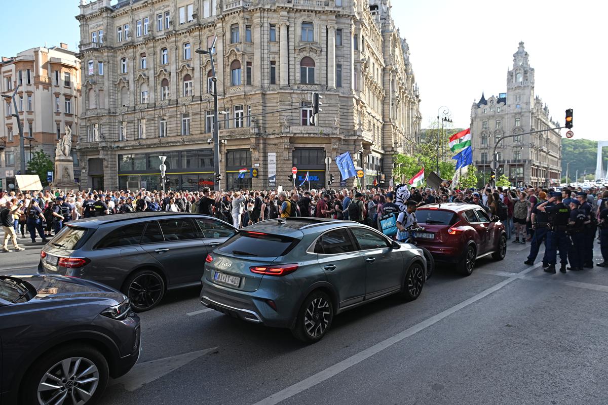 Protest in Hungary interrupted: police quickly stop anti-Orbán government demonstration. Photo: MTI