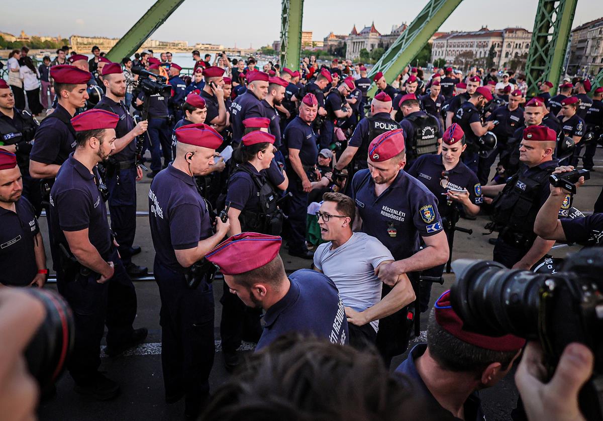 Widespread fines spark debate over police response to recent protests in Budapest