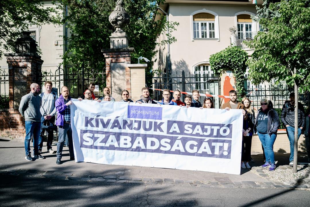 Opposition Momentum painted red and blocked the Sovereignty Protection Office in Budapest