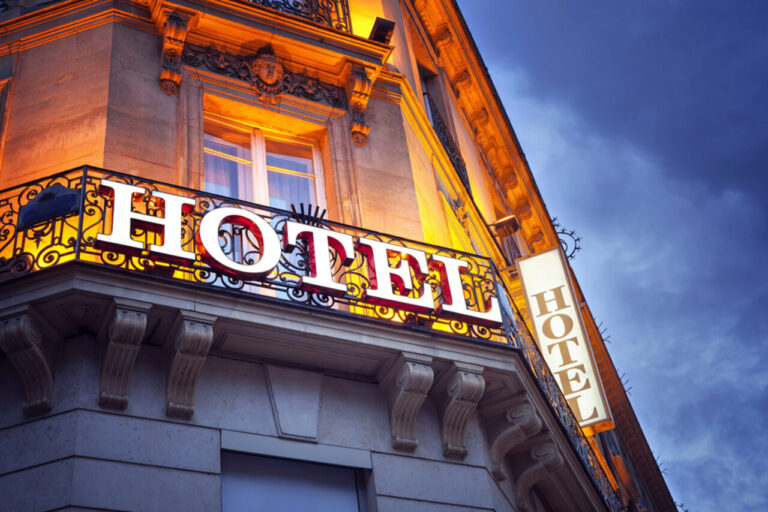 Paris hotel Hungarian delegation opposition