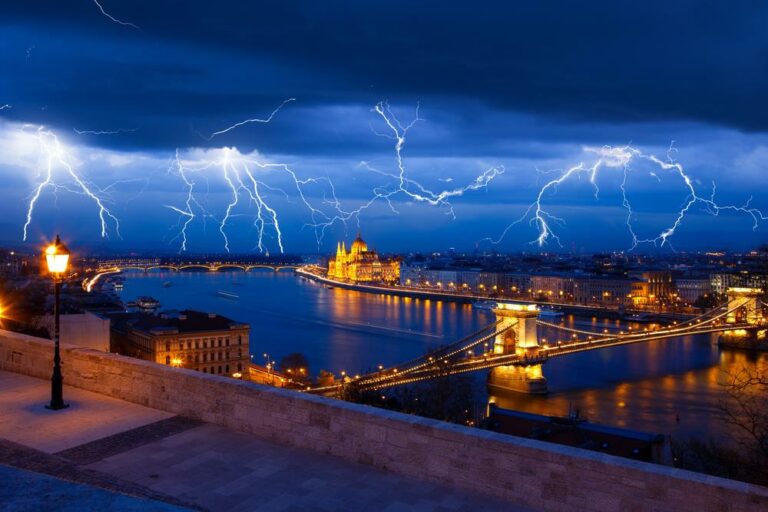 Stormy gusts of win, thunderstorms