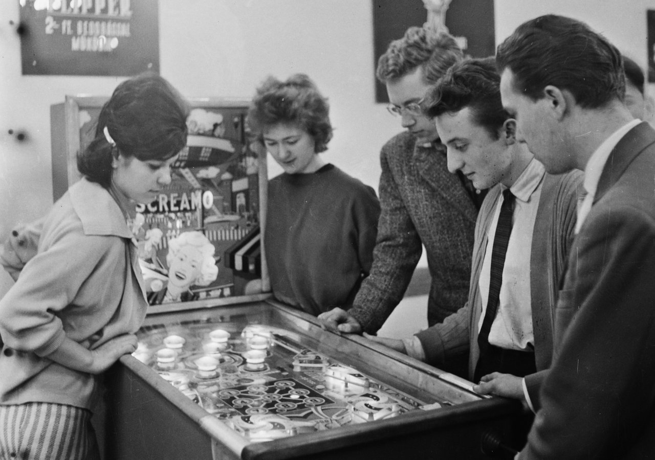 flipper game machine coffeehouses youth socialism entertainment retro 1960s Fortepan community experience 20th century