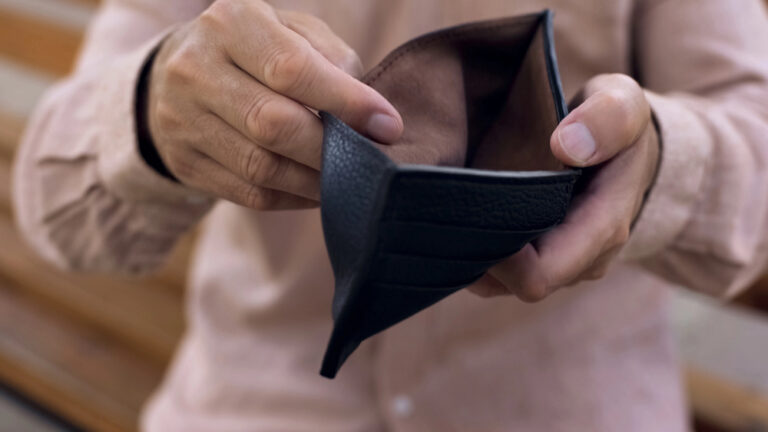 Hungarians financial struggles money survey savings