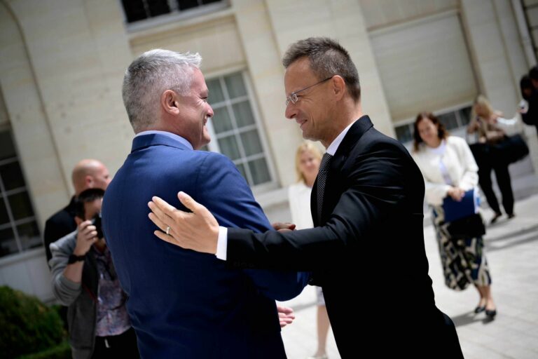 Szijjártó in France